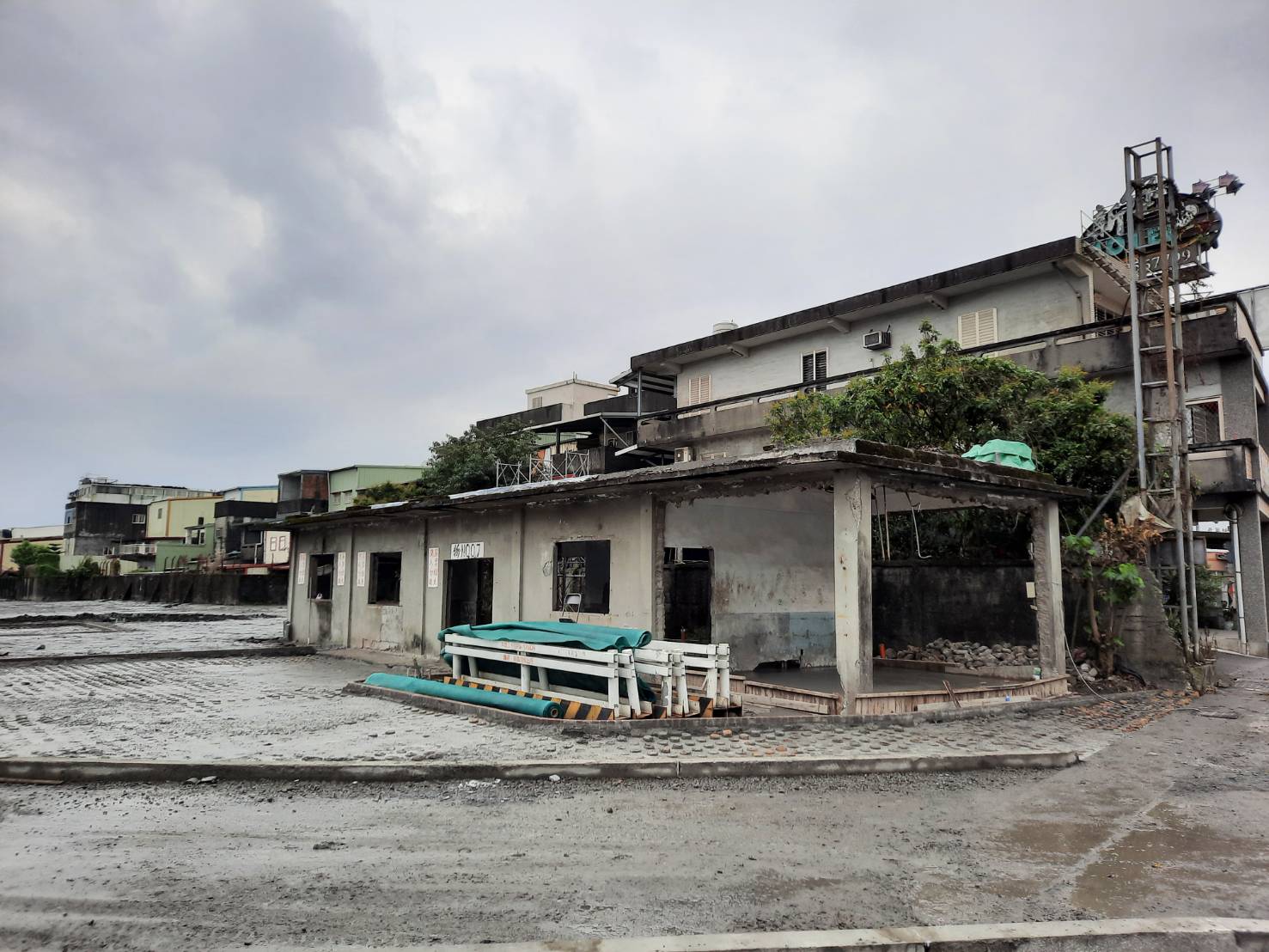 戰後興建，歷經不同時期變革，依序曾為紙廠工會、油庫、警衛室及倉庫等功能使用。
