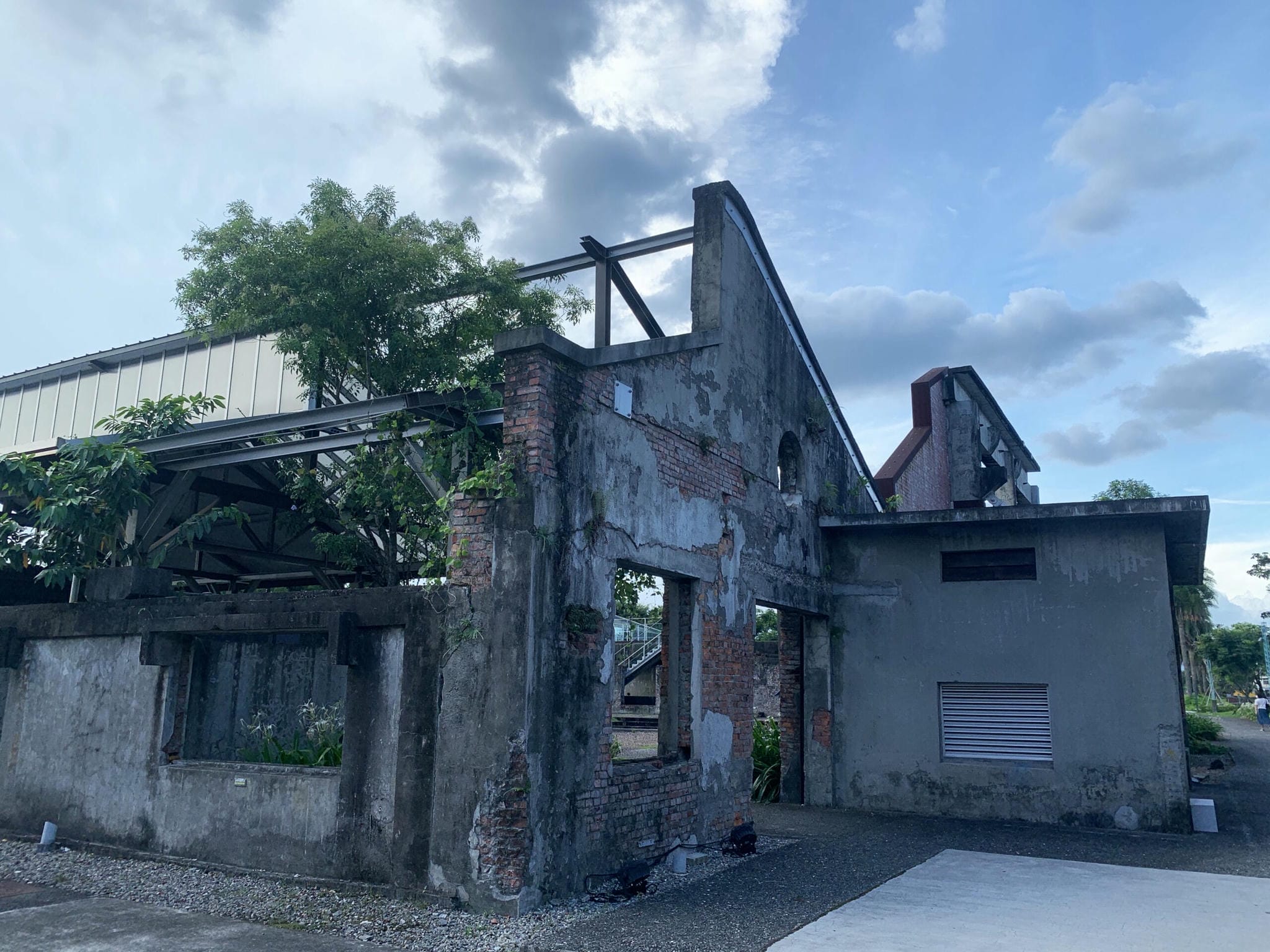 日治時期興建，原為「削片機房」（備料工廠備木室），紙廠為因應製紙原物料的改變而設置。機房內配置2座削片機執行削片作業，將大型原木、檜木料及不宜販售之廢木料（即俗稱之下角料），削成大小與厚度一致的碎木片(使蒸解液浸透效果良好)，再送往蒸解室利用亞硫酸法製作成化學紙漿。