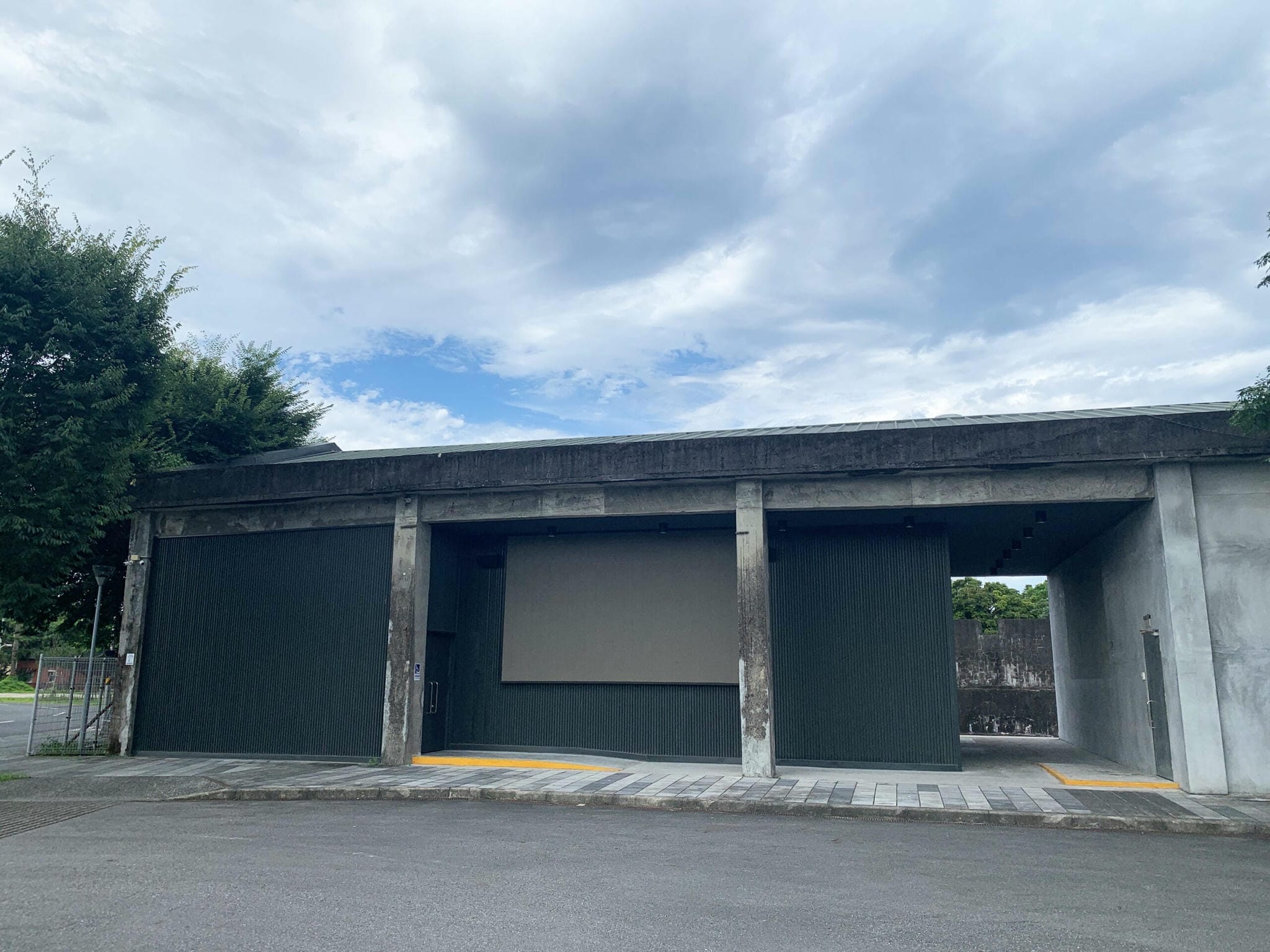 戰後興建，原為「紙廠漿料倉庫」及「淤泥暫存場」；修復後規劃為園區影視中心，設有專業虛擬攝影棚、劇院級視聽設備，成為影視音創作基地及體驗空間。